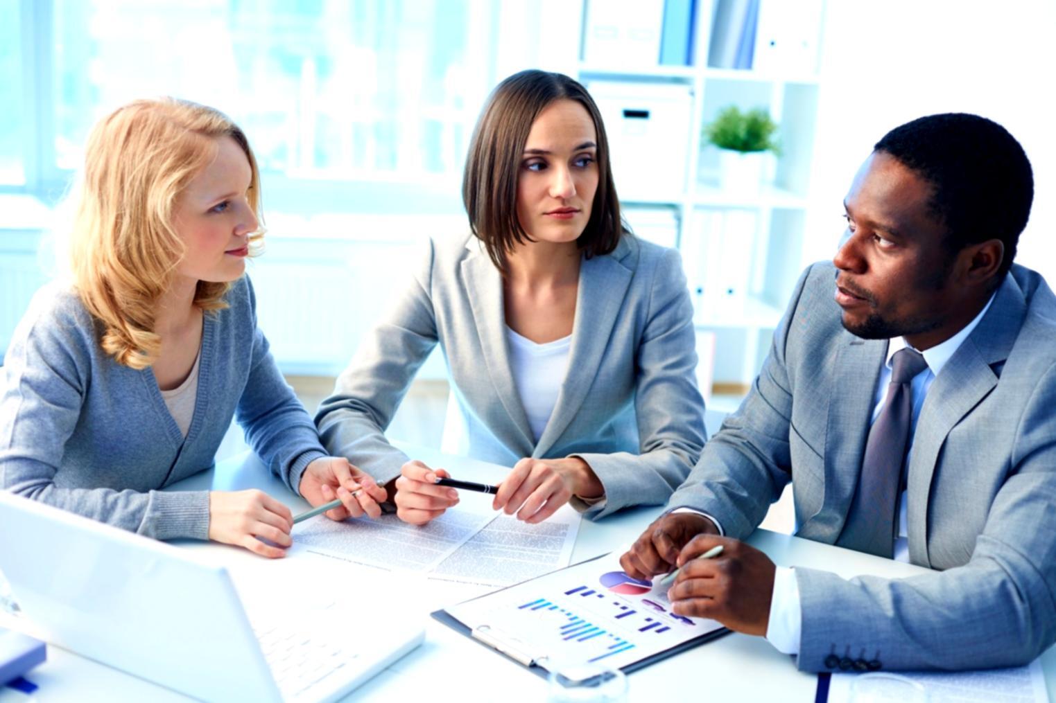 Équipe aperonivalo travaillant sur des solutions fintech